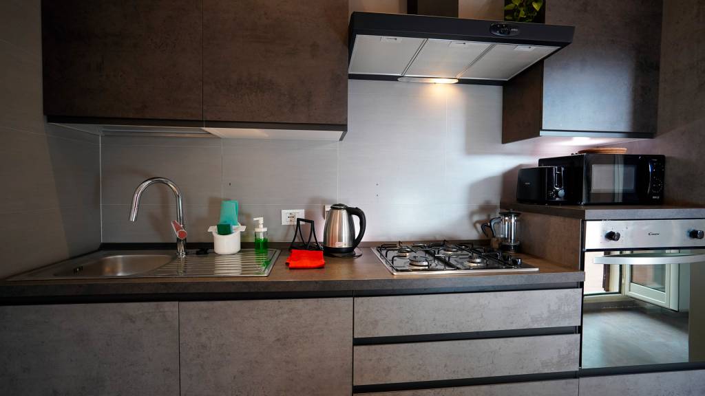 Holiday-Apartments-Rooftop-St-Peter-Roma-equiped-kitchen-Rhome-Elite-Apartments